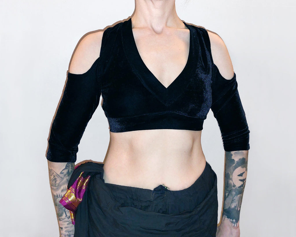 Choli Variante "Natha", mit Cold Shoulder, aus Stretch Samt