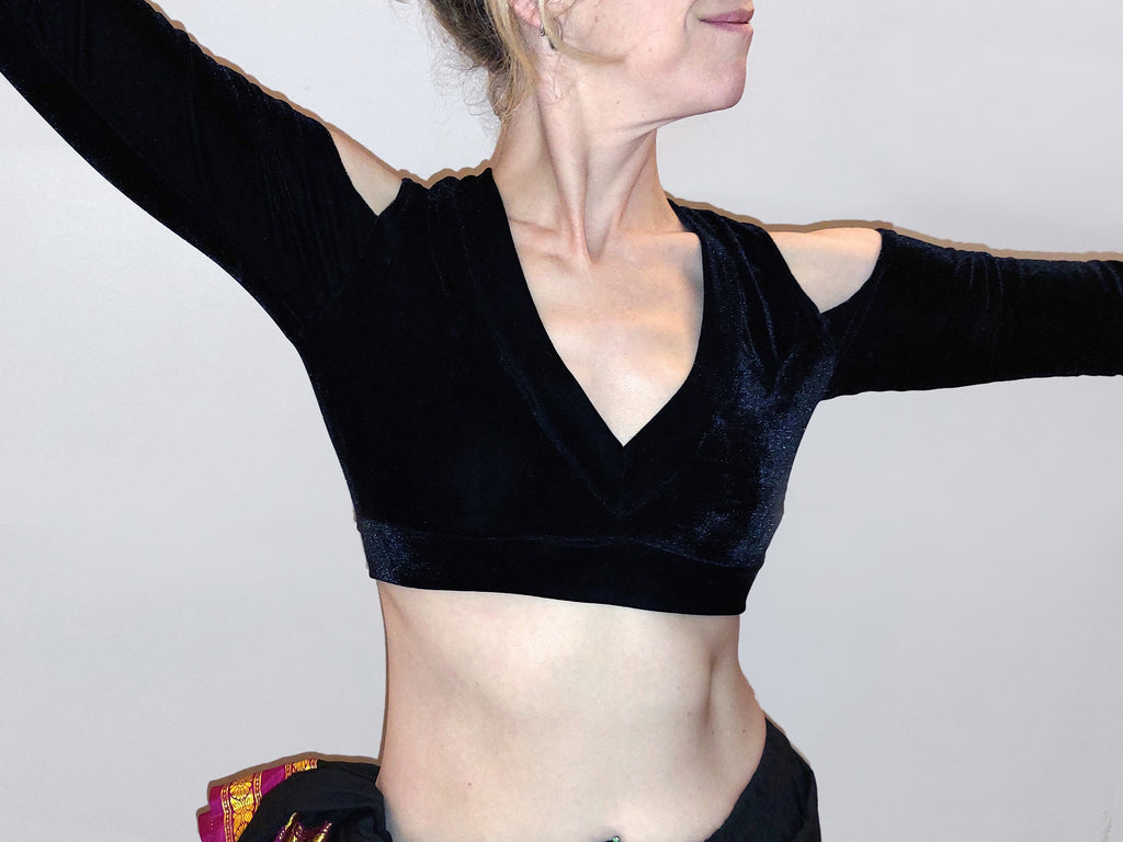 Choli Variante "Natha", mit Cold Shoulder, aus Stretch Samt