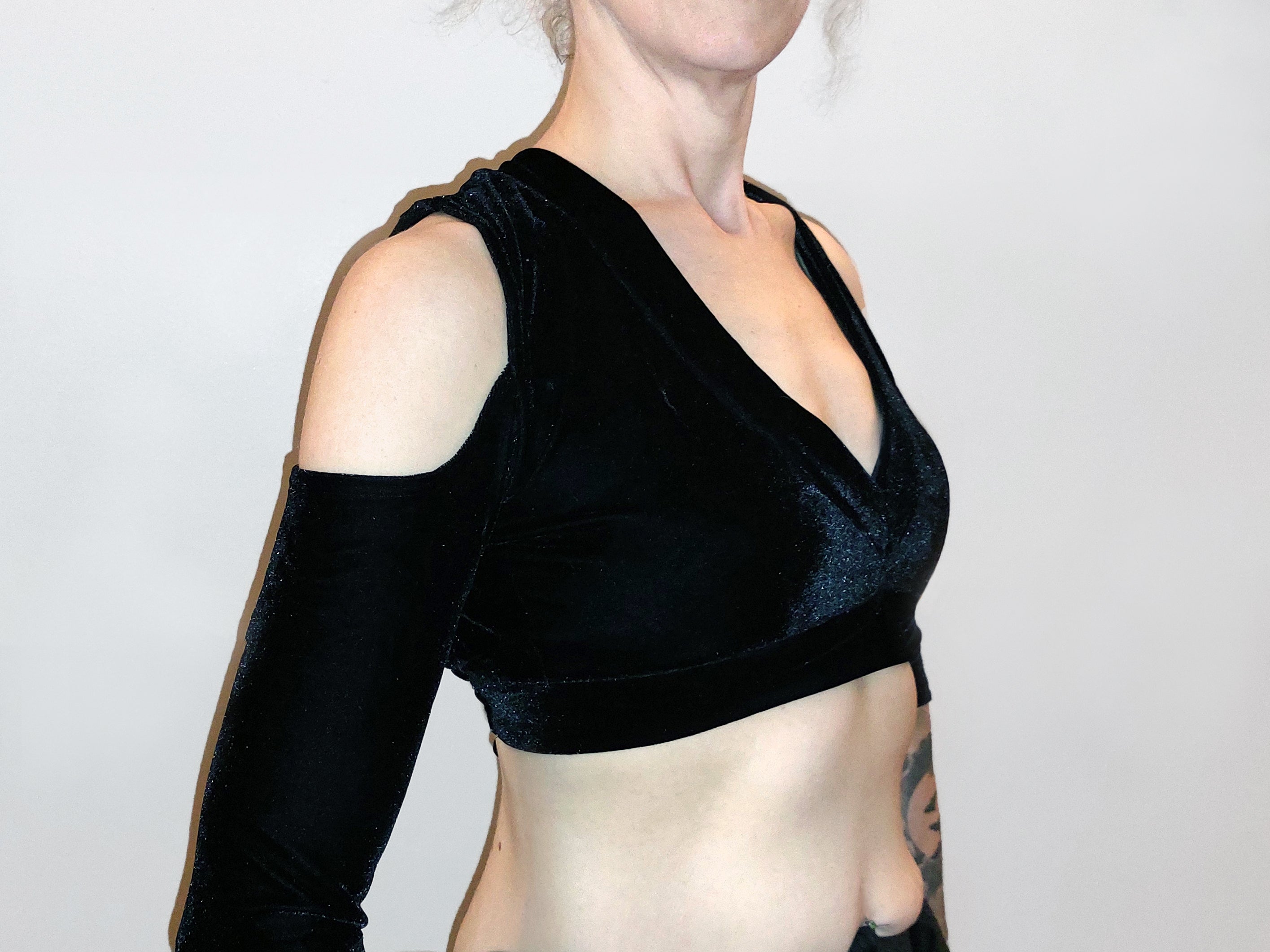 Choli Variante "Natha", mit Cold Shoulder, aus Stretch Samt