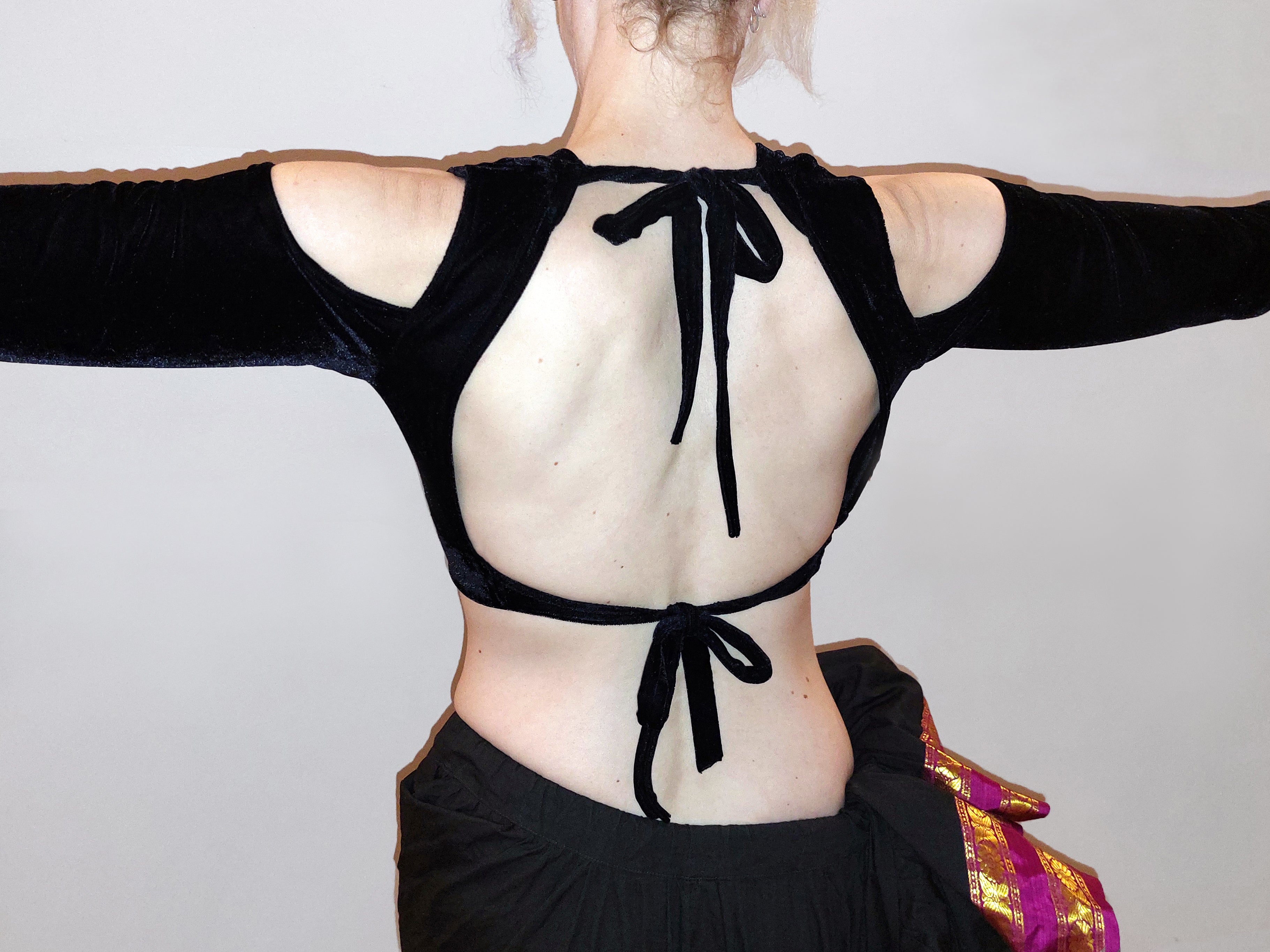 Choli Variante "Natha", mit Cold Shoulder, aus Stretch Samt