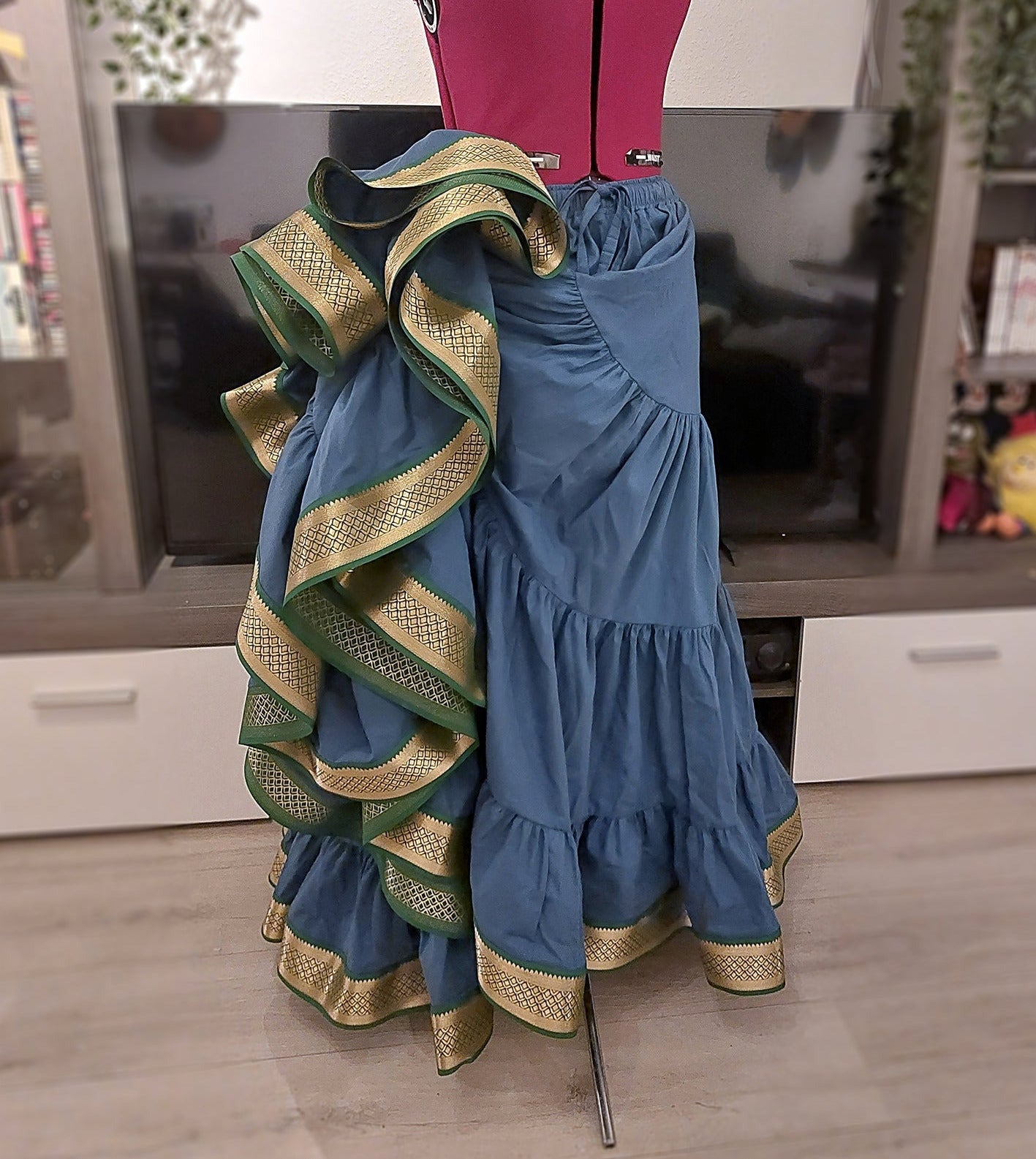 Blauer 25 Yard Padma Skirt - Wähle Sari-Borte, Länge & Weite | Bellydance FCBD, ATS, Tribal Fusion